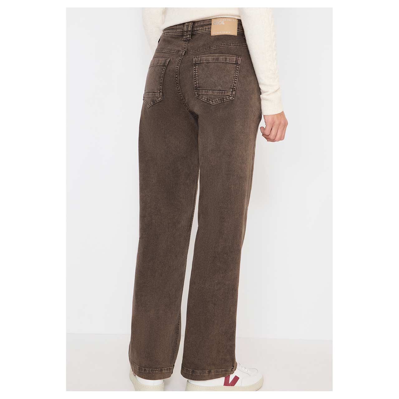 Damenjeans Neele Color von Cecil in Braun angewaschen, Rückansicht  am Model