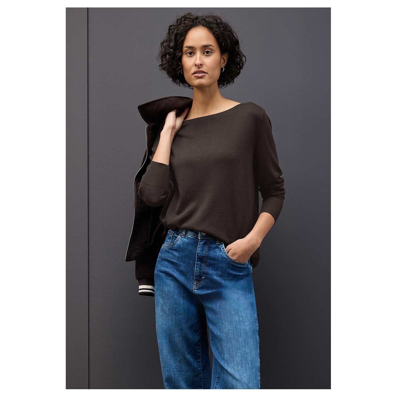 Damen Pullover Rounded U-Boat Neck von Street One in Dunkelbraun, detaillierte Vorderansicht am Model