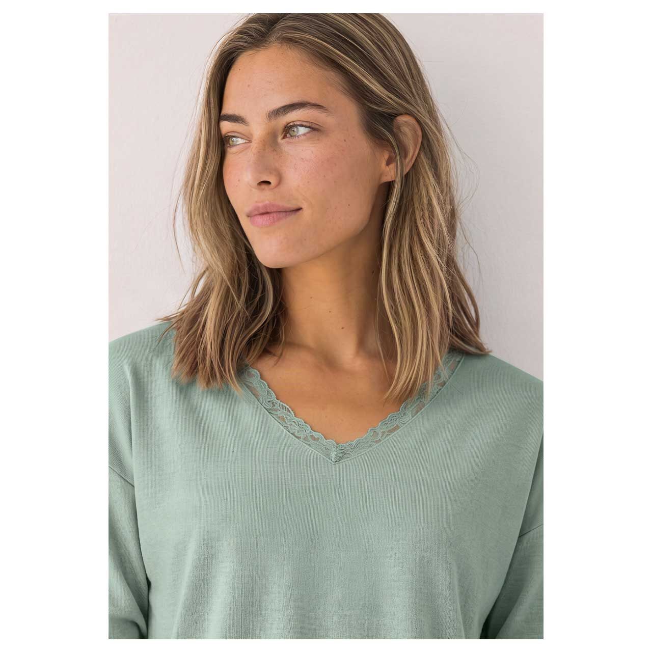 Damen Langarm Shirt Soft Lace Collar von Street One in Grün, detaillierte Vorderansicht am Model