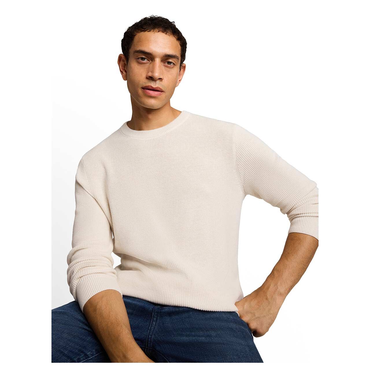 Herren Pullover Cashmere Structured Crew Knit von Tom Tailor in Cremeweiß meliert, Detailansicht am Model