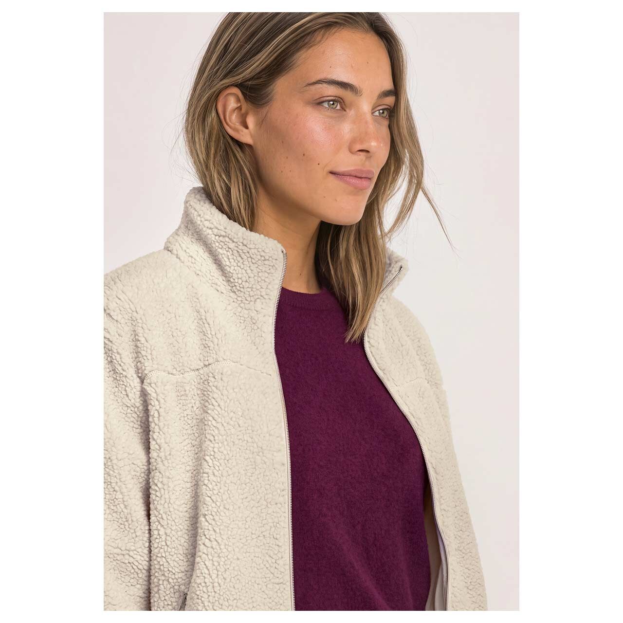 Damen Teddyjacke Short Jacket von Street One in Hellbeige, Detailansicht am Model von der Seite