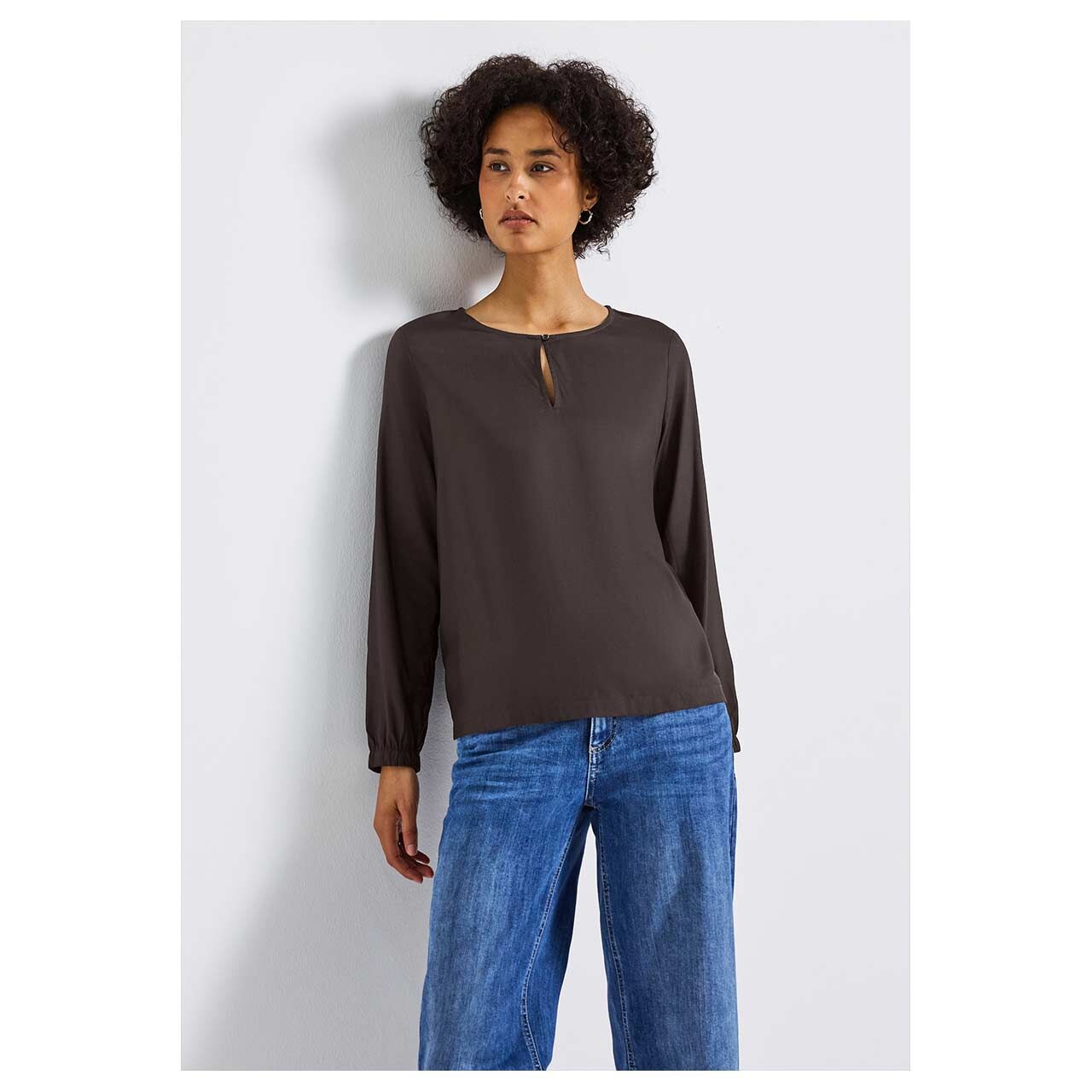 Damen Langarm Bluse Roundneck Slit von Street One in Dunkelbraun, Vorderansicht am Model