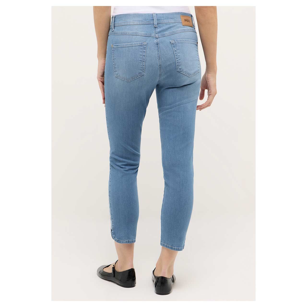 Damen 7/8 Jeans Ornella von Angels in Blau angewaschen mit Strass, Rückansicht am Model