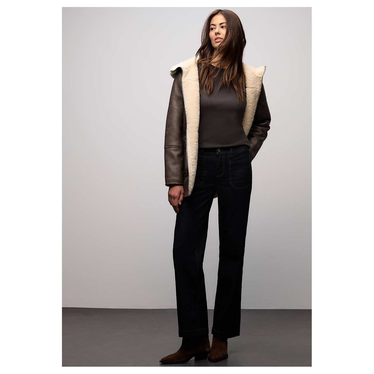 Damen Top Basic Rib von Street One in Dunkelbraun, Detailansicht am Model vorne