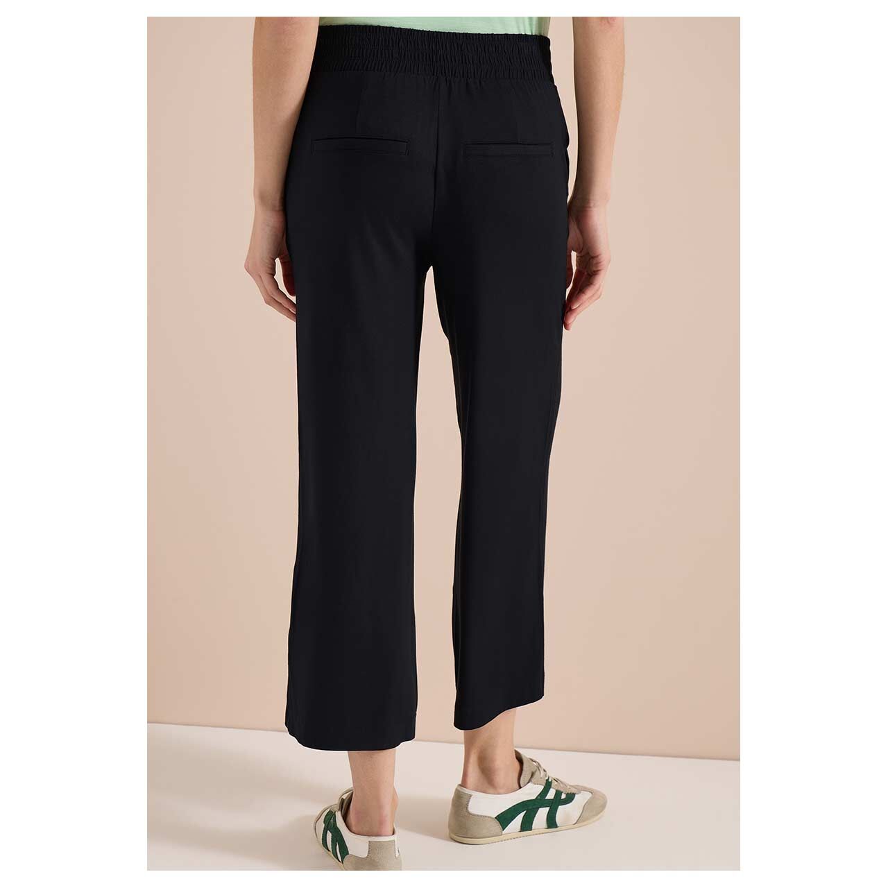 Damen 3/4 Hose Neele Basic Jersey von Cecil in Schwarz, Rückansicht am Model