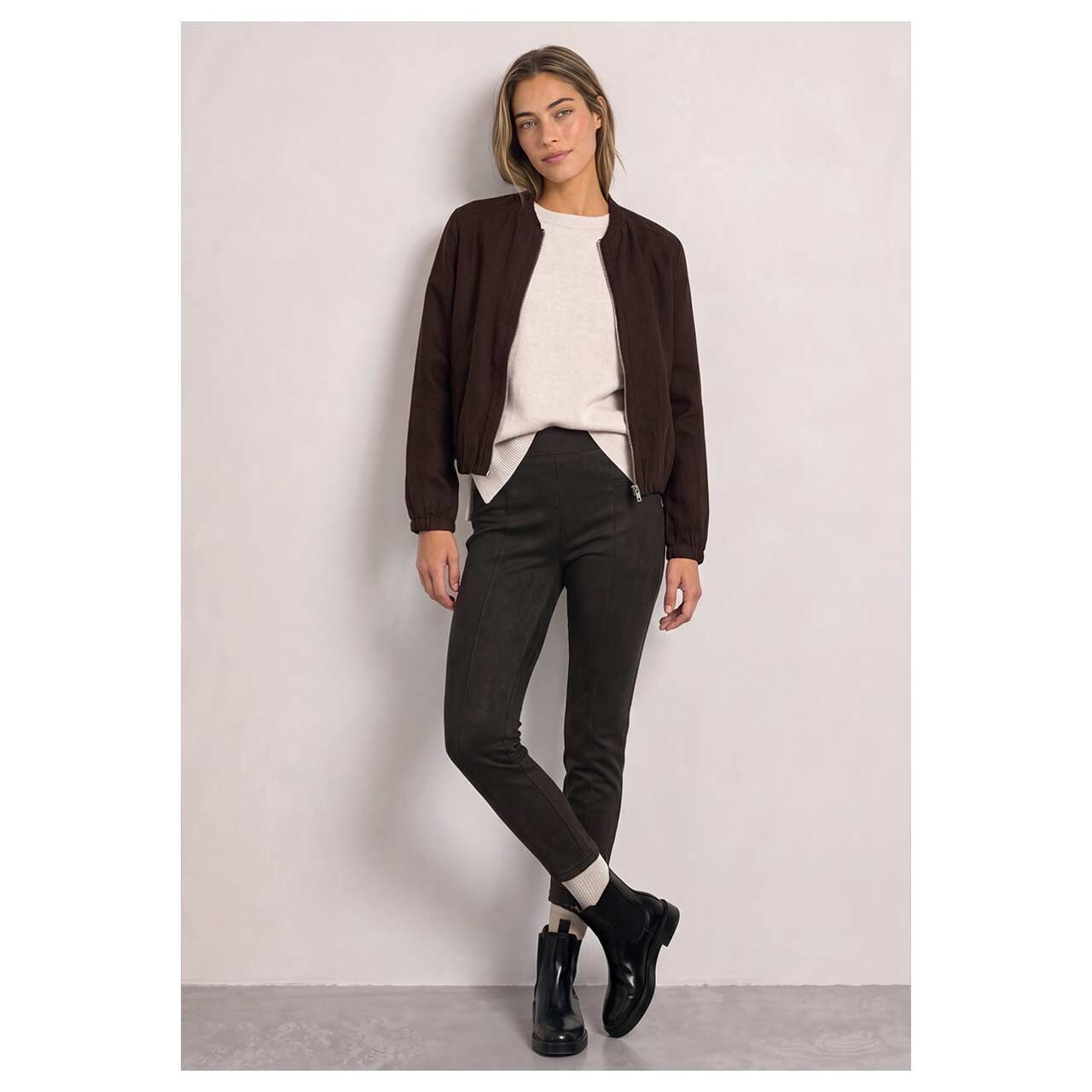 Damen Ankle Hose Hope Velours von Street One in Dunkelbraun, Ganzkörperansicht am Model