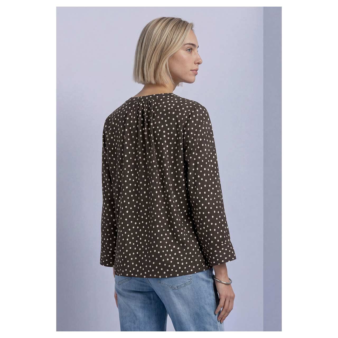 Damen 3/4 Arm Bluse Splitneck Button Detail von Street One in Dunkelbraun mit Print, Rückansicht am Model