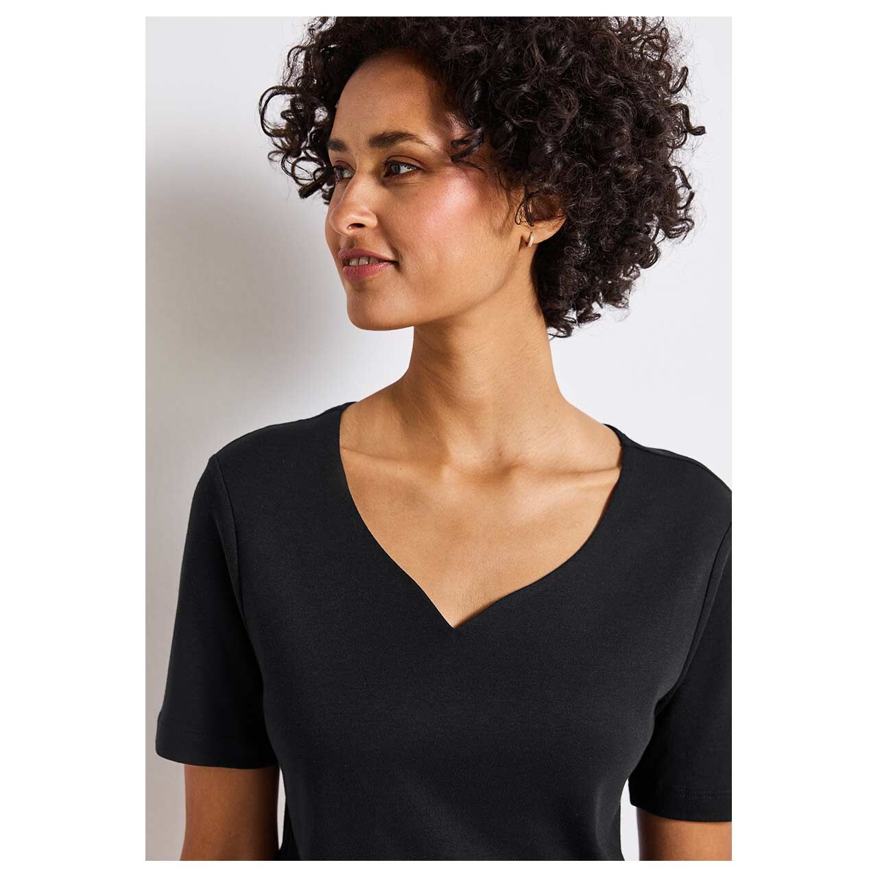Damen T-Shirt Heart Neckline von Street One in Schwarz, Detailansicht Oberkörper