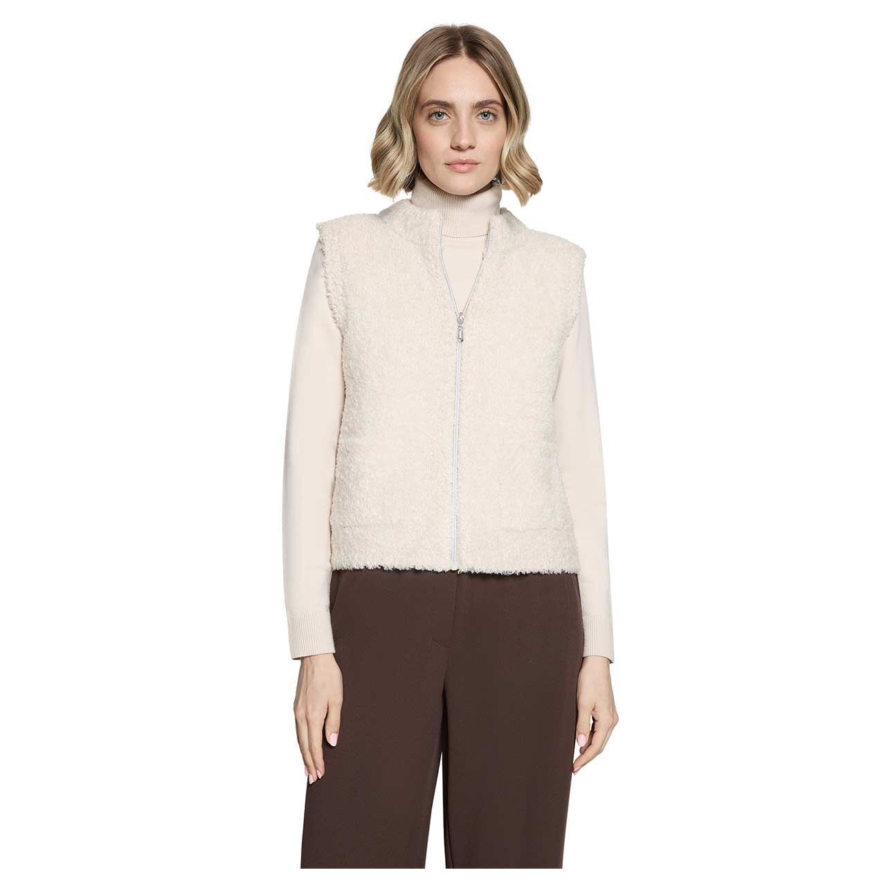 Damen Strickweste von Betty Barclay in Hellbeige, Vorderansicht am Model
