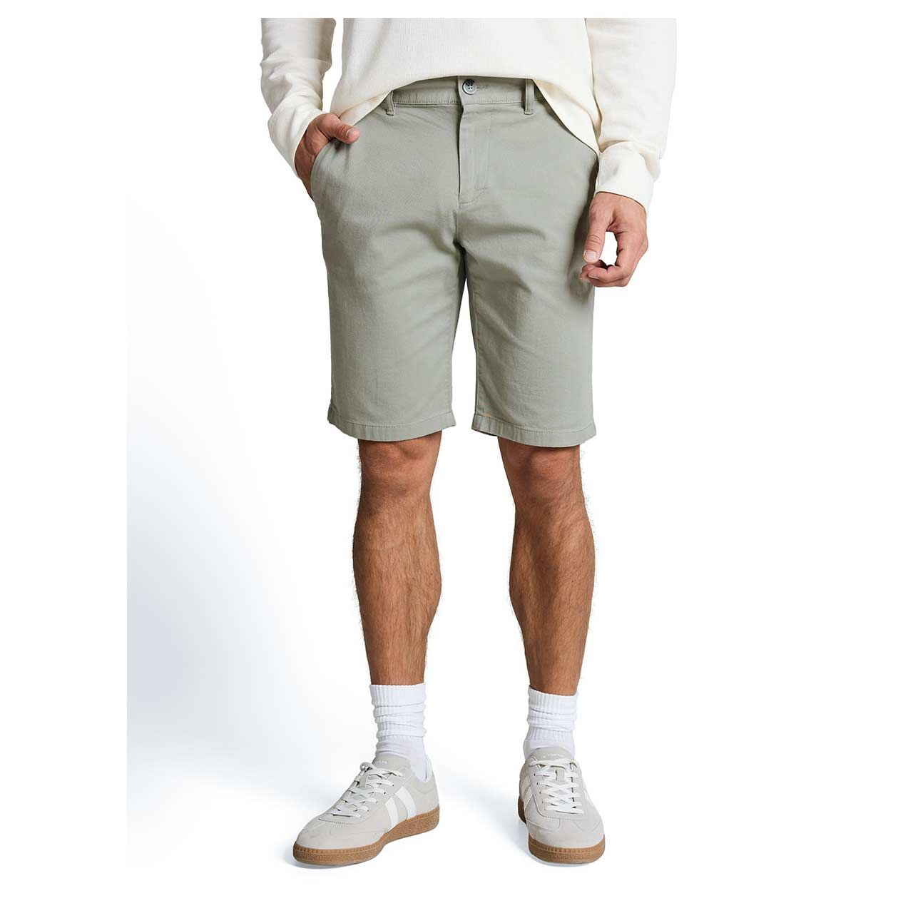 Herren Chino Baumwoll Bermuda von Tom Tailor in Olivgrün, Vorderansicht am Model
