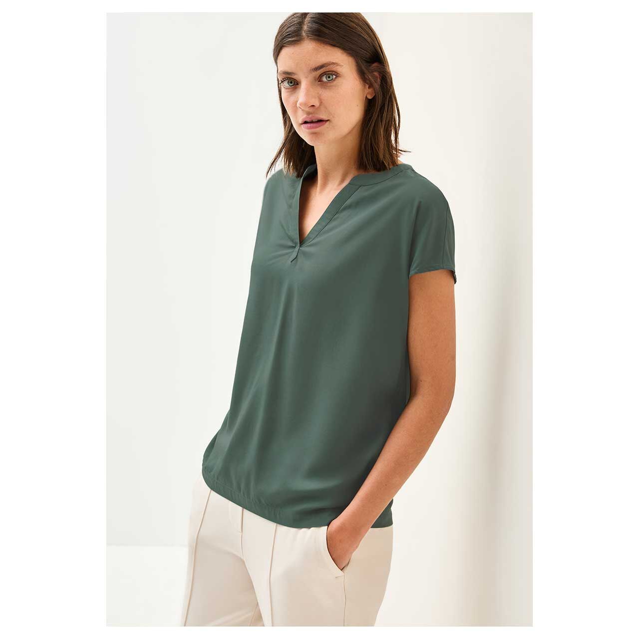 Damen Bluse Solid Splitneck von Cecil in Dunkelgrün, Nahansicht am Modell