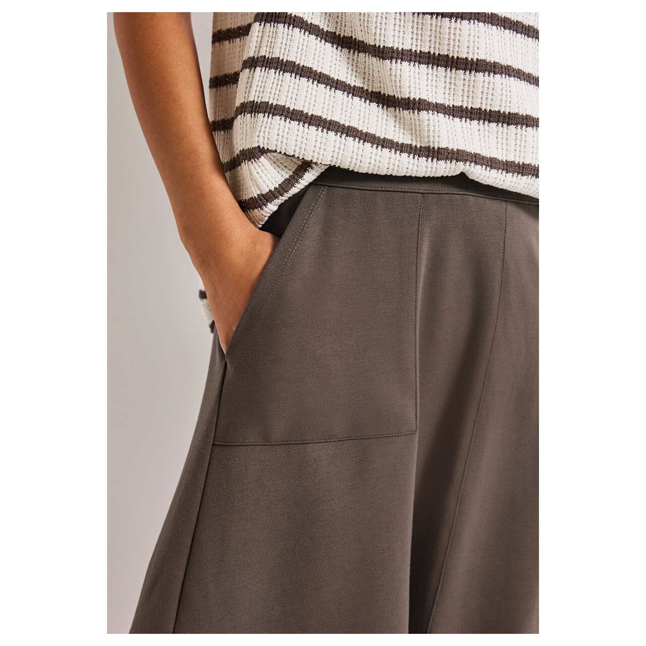 Damen Rock Lou von Street One in Braun mit der Farbnummer 16762, Detailansicht am Model