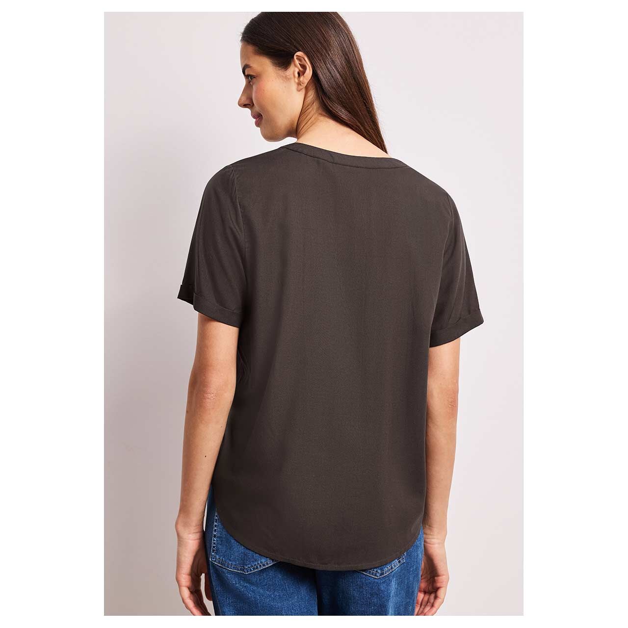 Damen Kurzarm Bluse Splitneck Turn-Up von Street One in Dunkelbraun, Rückansicht am Model