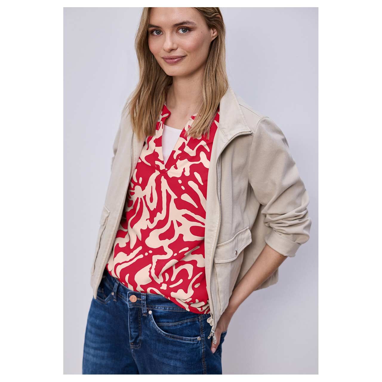 Damen Kurzarm Bluse Splitneck Turn-Up von Street One in Rot mit Print, detaillierte Vorderansicht am Model