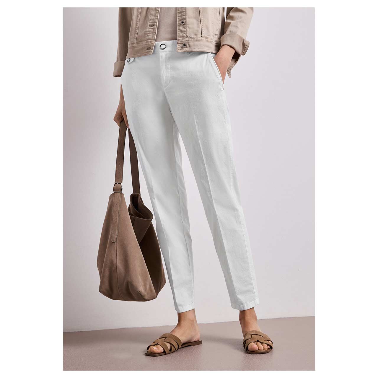 Damen Ankle Chinohose Peach Twill von Street One in Cremeweiß, Vorderansicht am Model