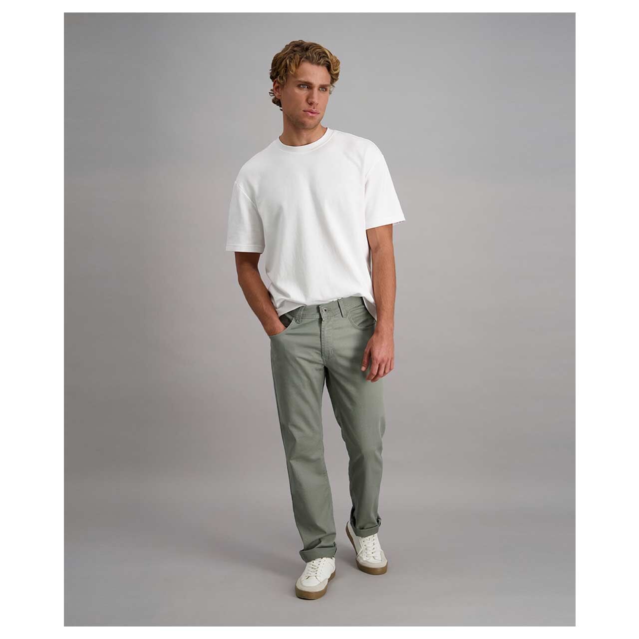 Stretch Herren Baumwollhose Rando Megaflex in Grün von Pioneer, Vorderansicht am Model