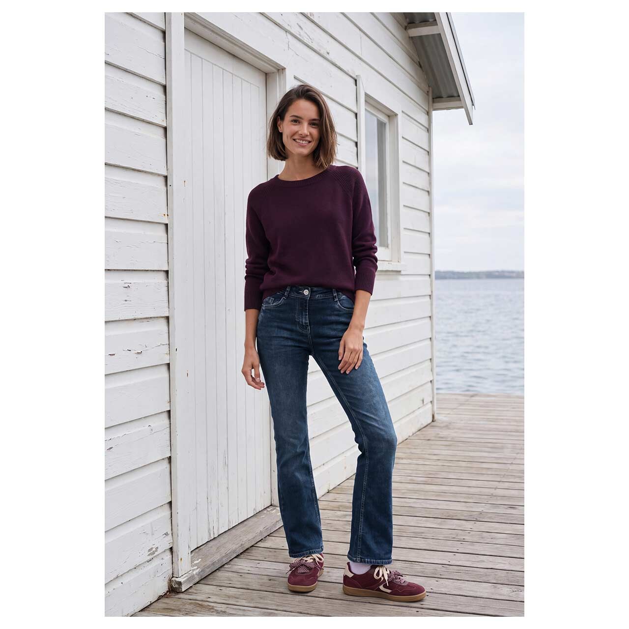 Damenjeans Toronto Bootcut von Cecil in Blau verwaschen, Ganzkörperansicht am Model