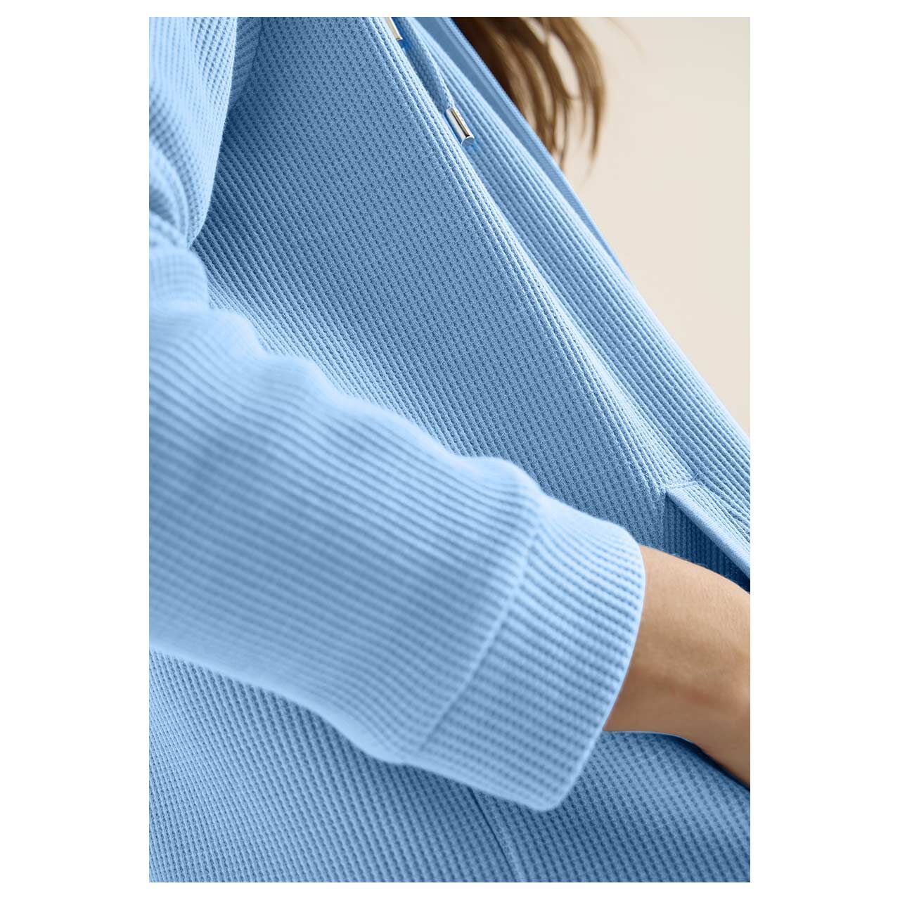 Damen Hoodie Sweatjacke von Cecil in Hellblau, Detailansicht Ärmel am Model