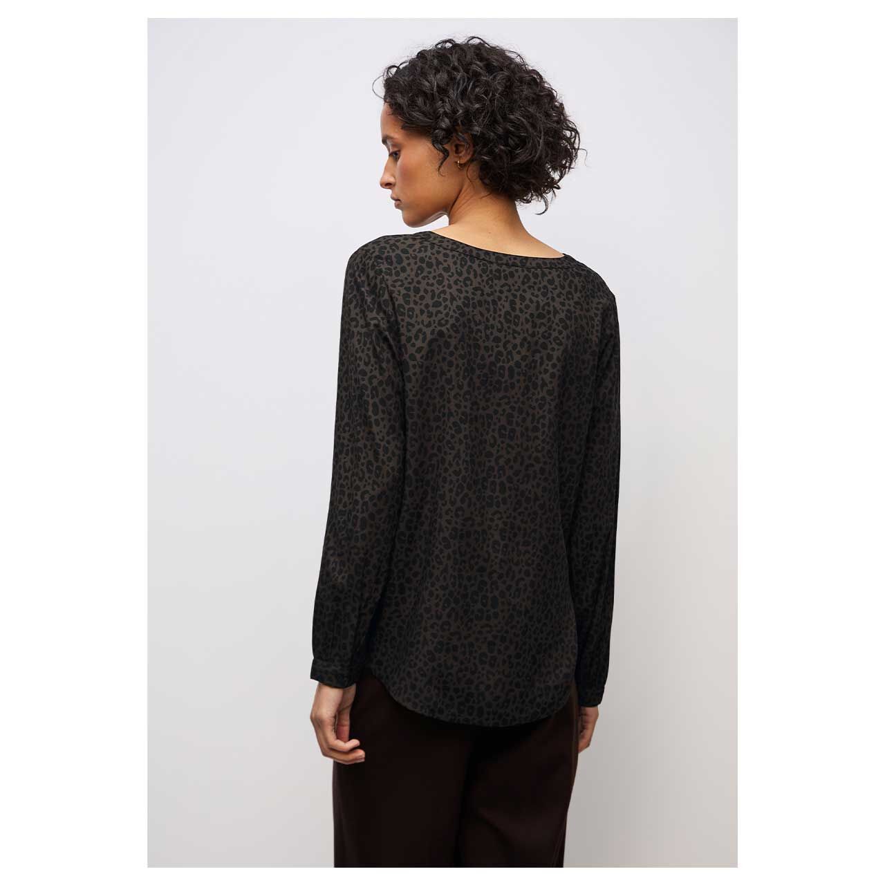 Damen Langarm Bluse Splitneck Tunic von Street One in Dunkelbraun mit Print, Rückansicht am Model