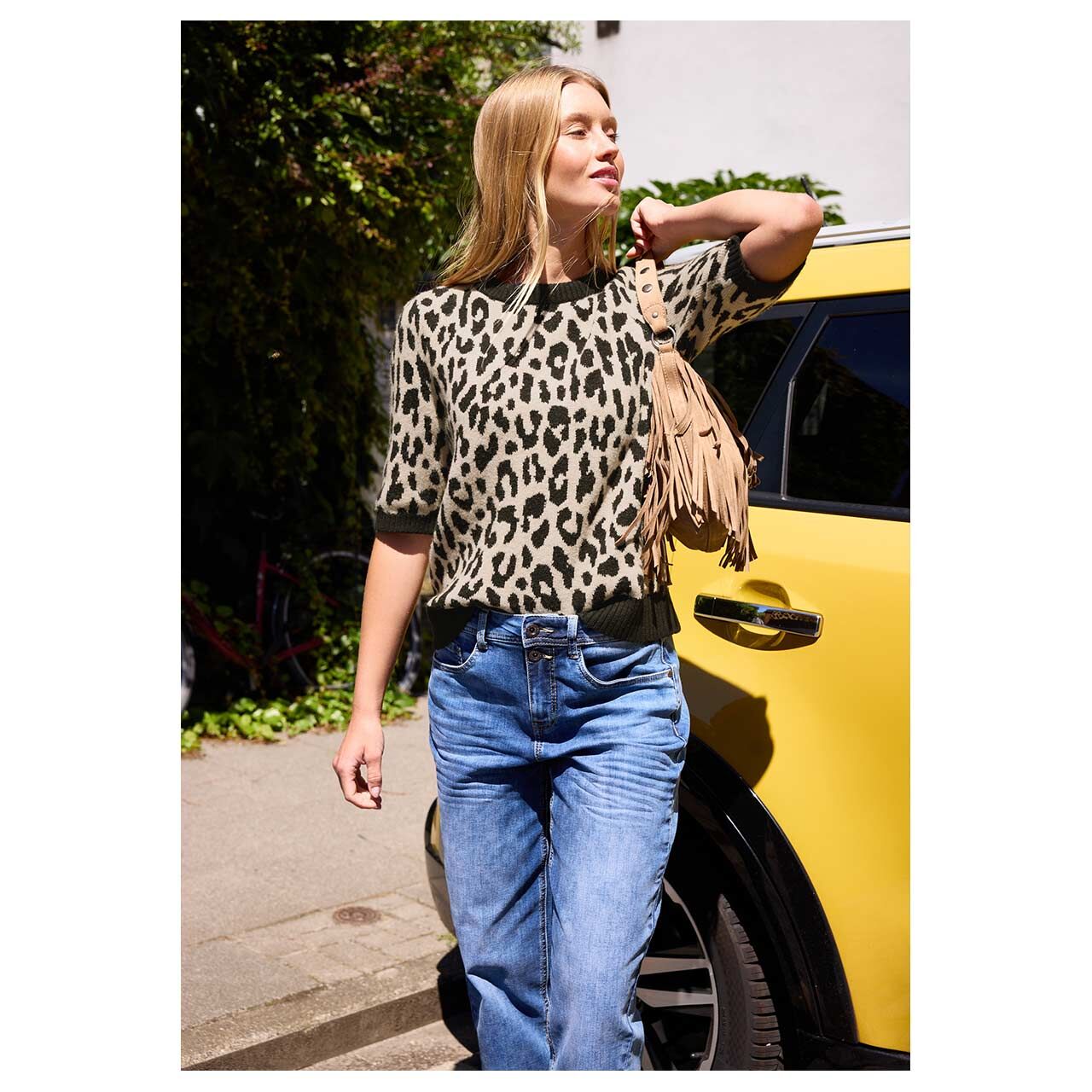 Damen Kurzarm Pullover Short Sleeve von Street One Studio in Schwarz mit Print, Vorderansicht am Model