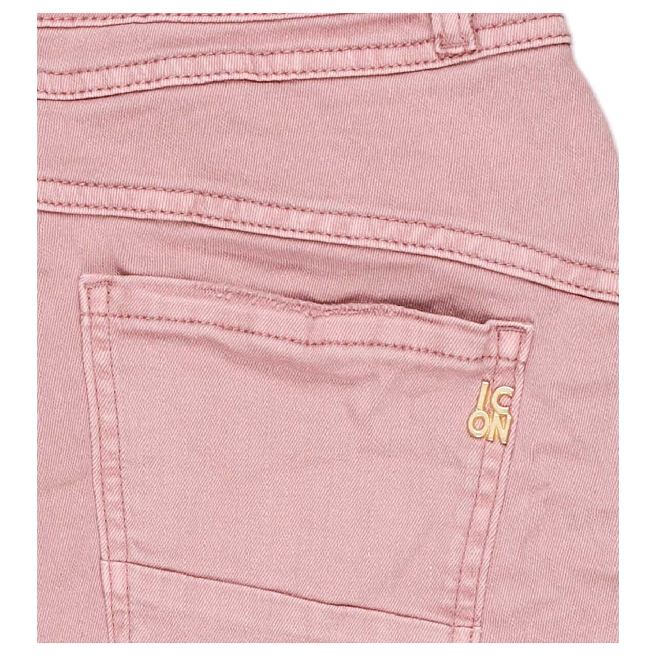 Detailansicht der Gesäßtasche mit Markenlogo der Jeans Shorts California Sunrise von Senoritas Icon in Altrosa