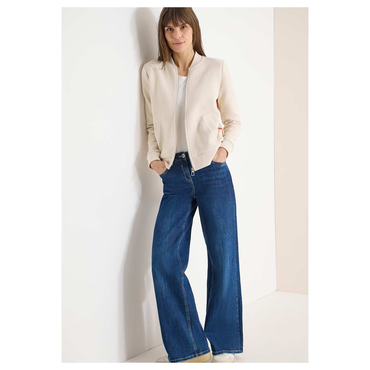 Damen Shirtjacke Ottoman Piping von Cecil in Hellbeige, Ganzkörperansicht Model