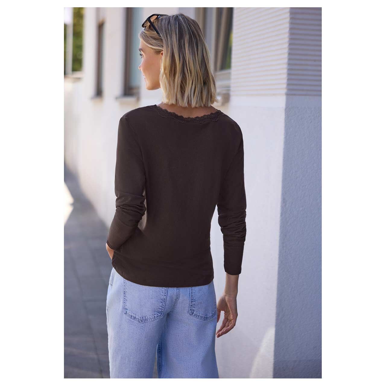 Damen Langarm Shirt With Lace von Street One Studio in Dunkelbraun mit der Farbnummer 17850, Rückansicht am Model