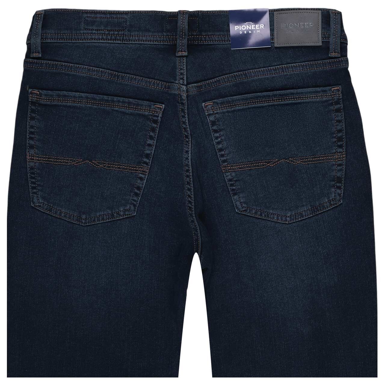 Stretch Herrenjeans Rando Megaflex in Dunkelblau angewaschen von Pioneer, detaillierte Rückansicht
