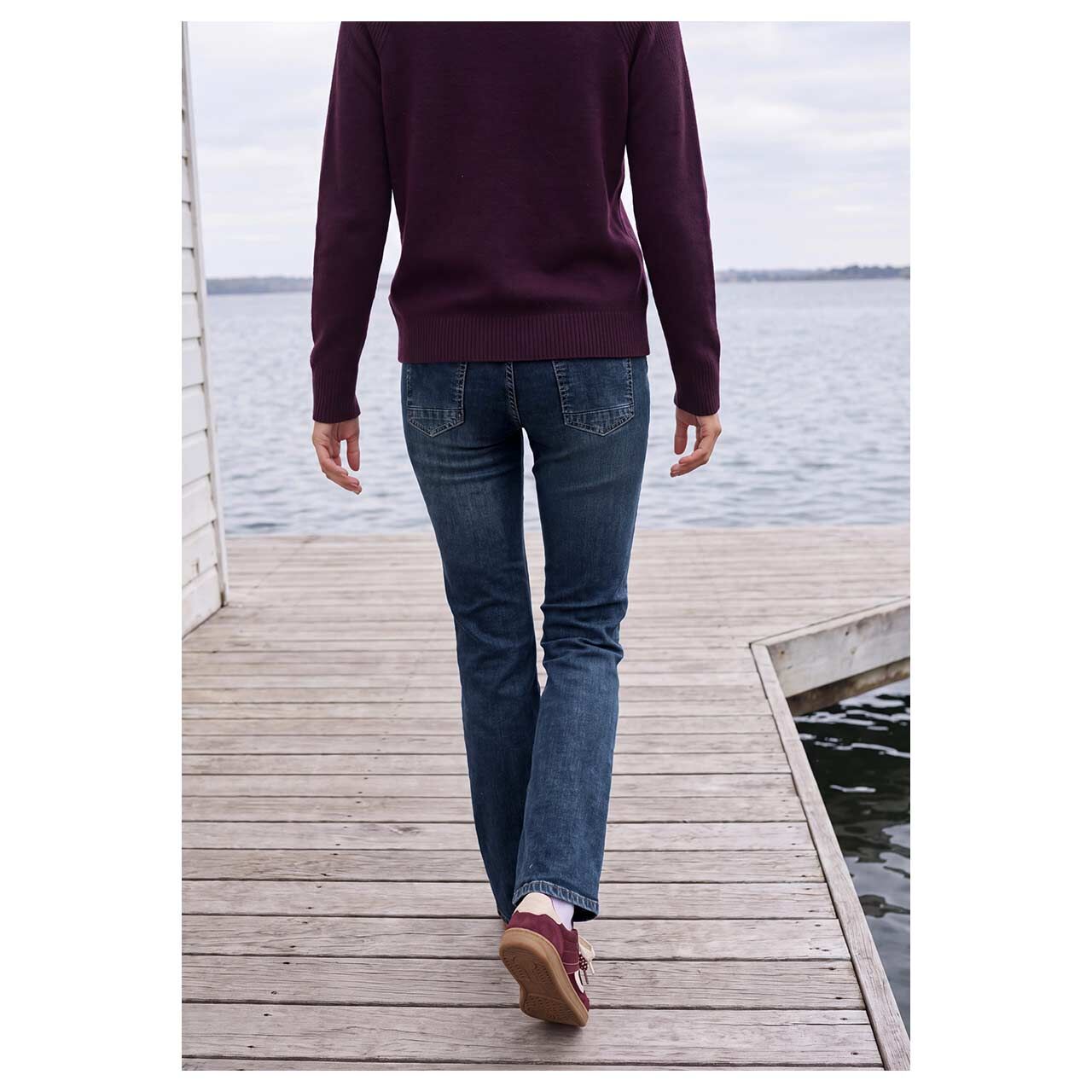 Damenjeans Toronto Bootcut von Cecil in Blau verwaschen, Rückansicht am Model