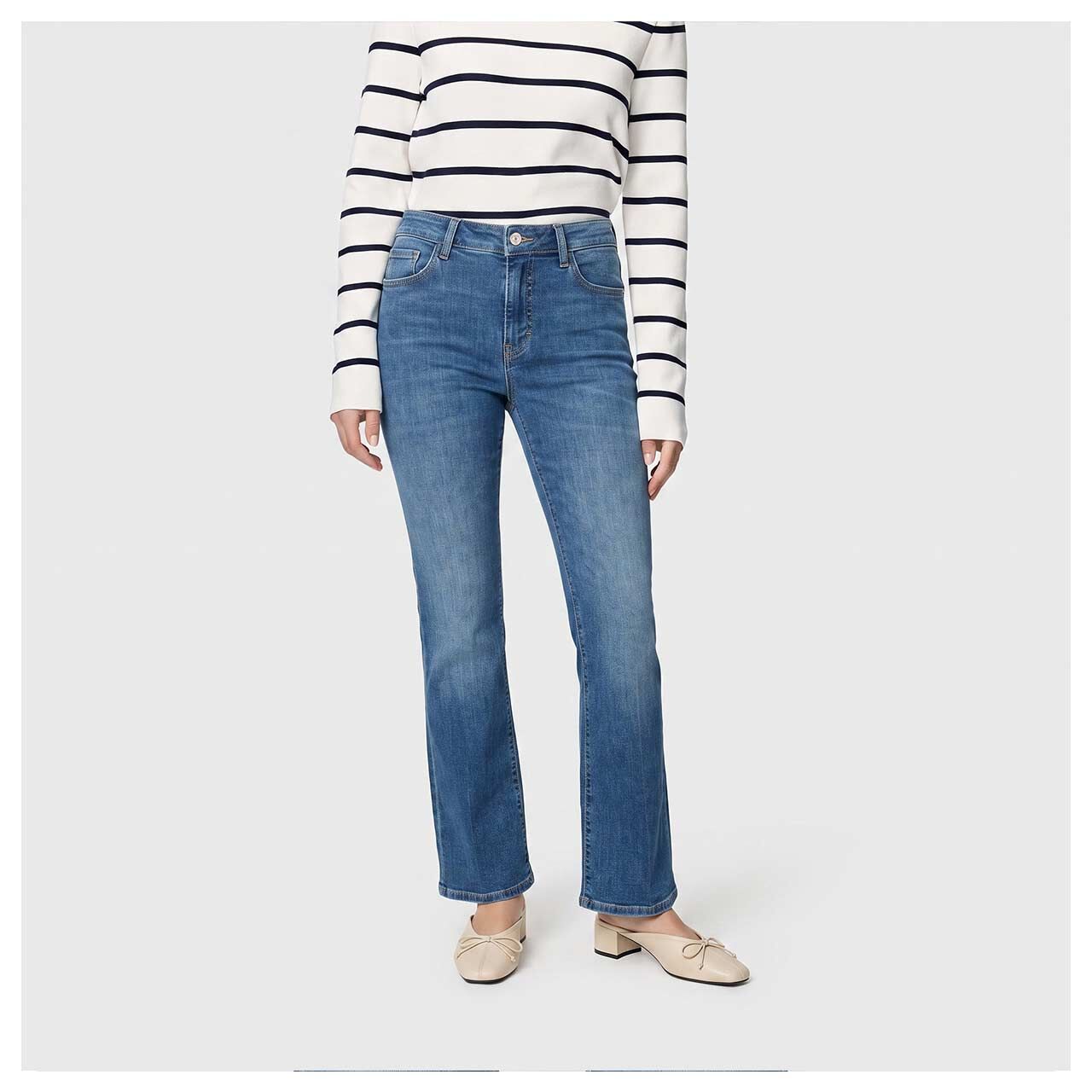 Stretch Damenjeans Laura von MAC in Blau angewaschen, Vorderansicht am Model