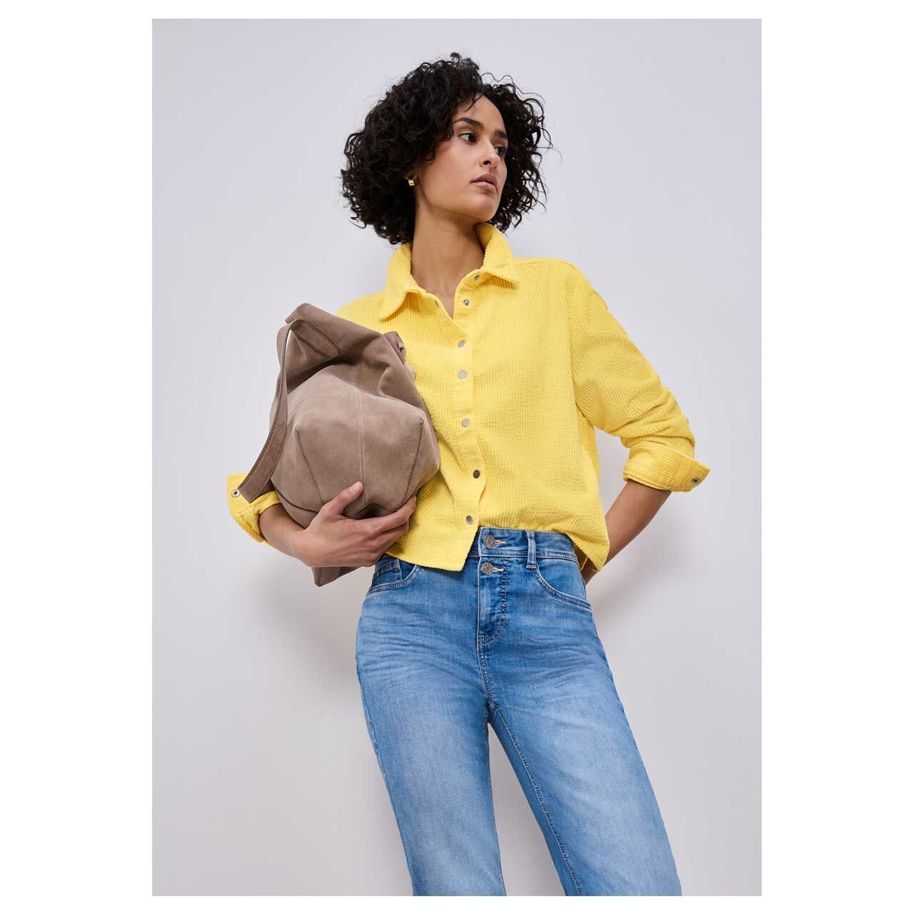 Damen Langarm Cord Bluse Corduroy Shirtcollar von Street One in Gelb, Vorderansicht am Model