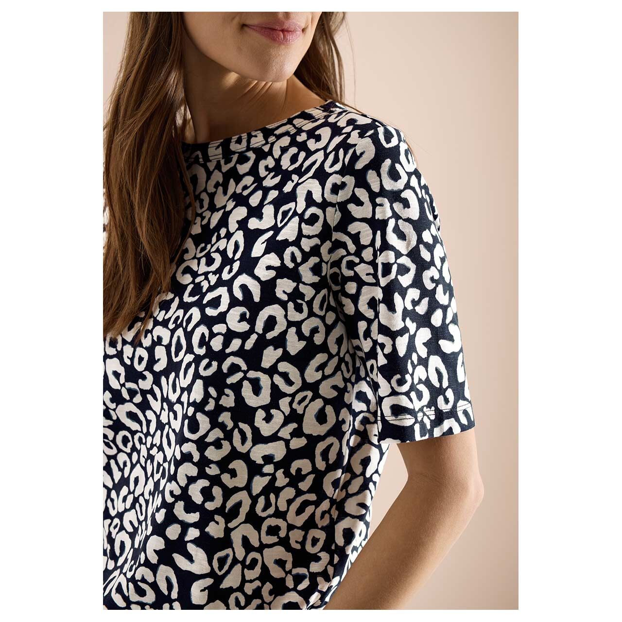 Damen T-Shirt Leo Slubyarn von Cecil in Dunkelblau mit Print, detaillierte Vorderansicht am Model