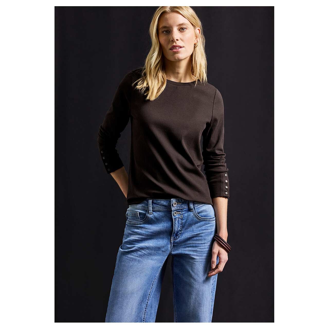 Damen Langarm Shirt Buttons at Cuffs von Street One in Dunkelbraun, Vorderansicht am Model