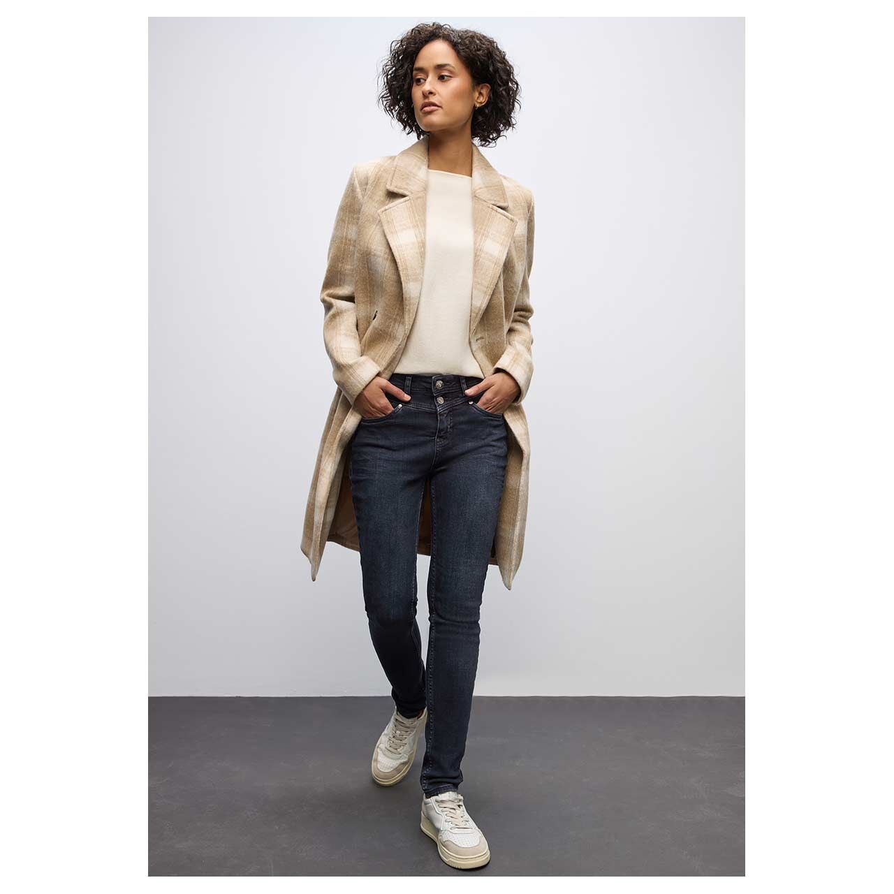 Damenjeans York von Street One in Dunkelblau angewaschen, Ganzkörperansicht am Model