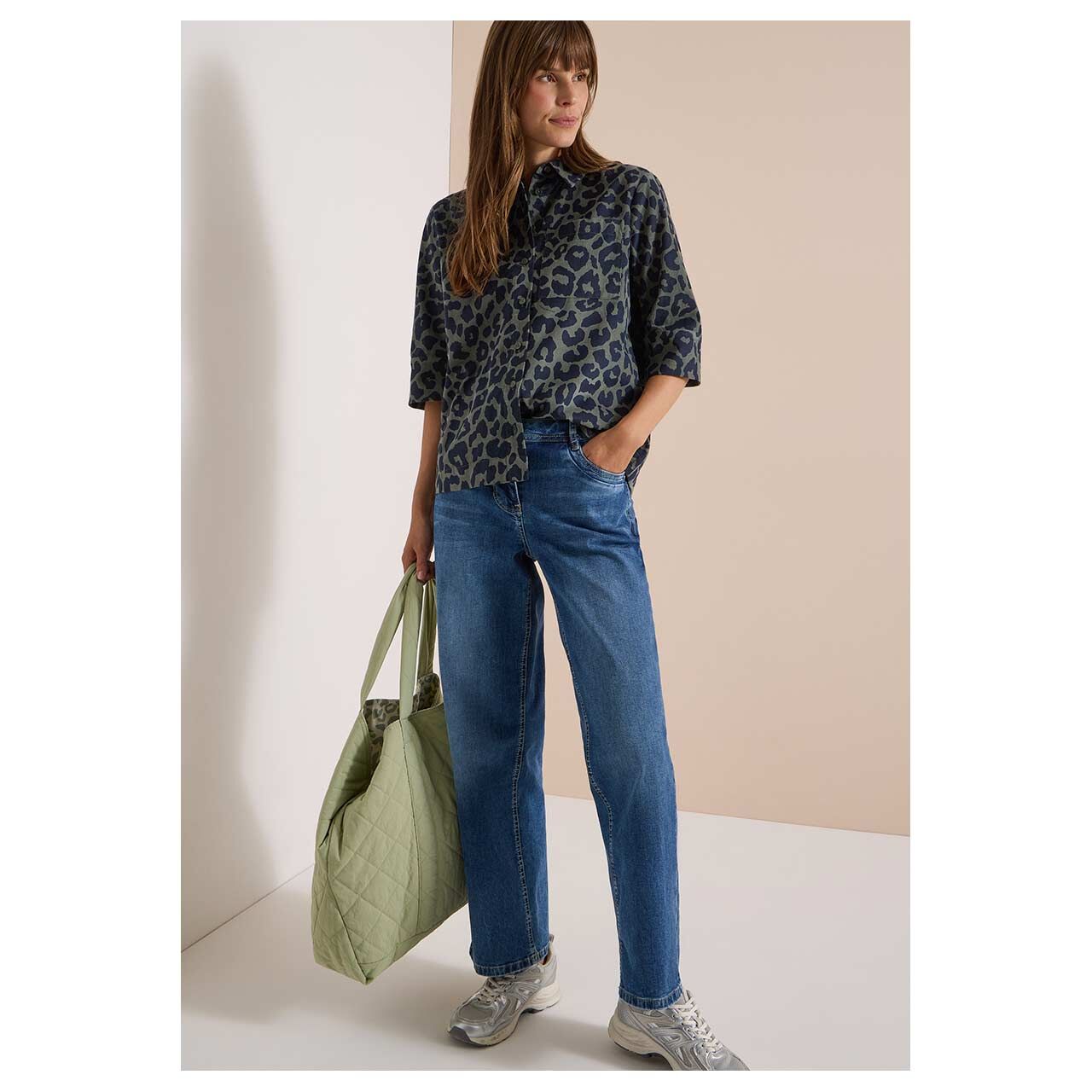 Damen Kurzarm Cord Bluse Corduroy von Cecil in Olivgrün mit Print, Ganzkörperansicht am Model