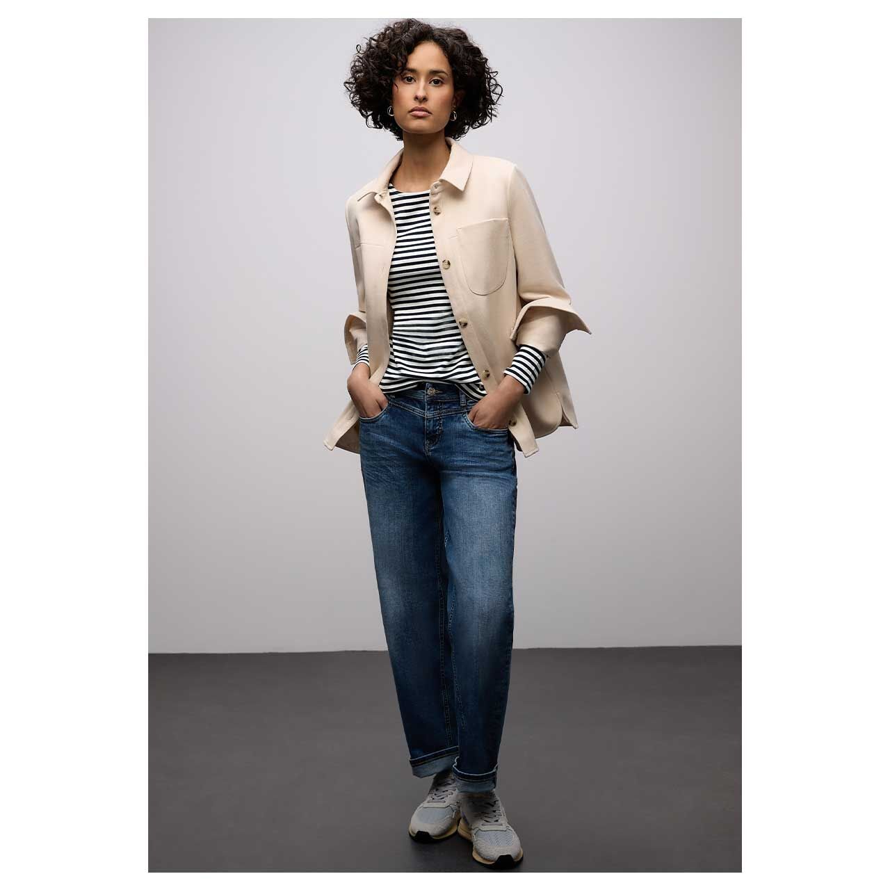 Damen Langarm Shirt U-Boat Stripe von Street One in Dunkelblau gestreift, Ganzkörperansicht am Model gestylt