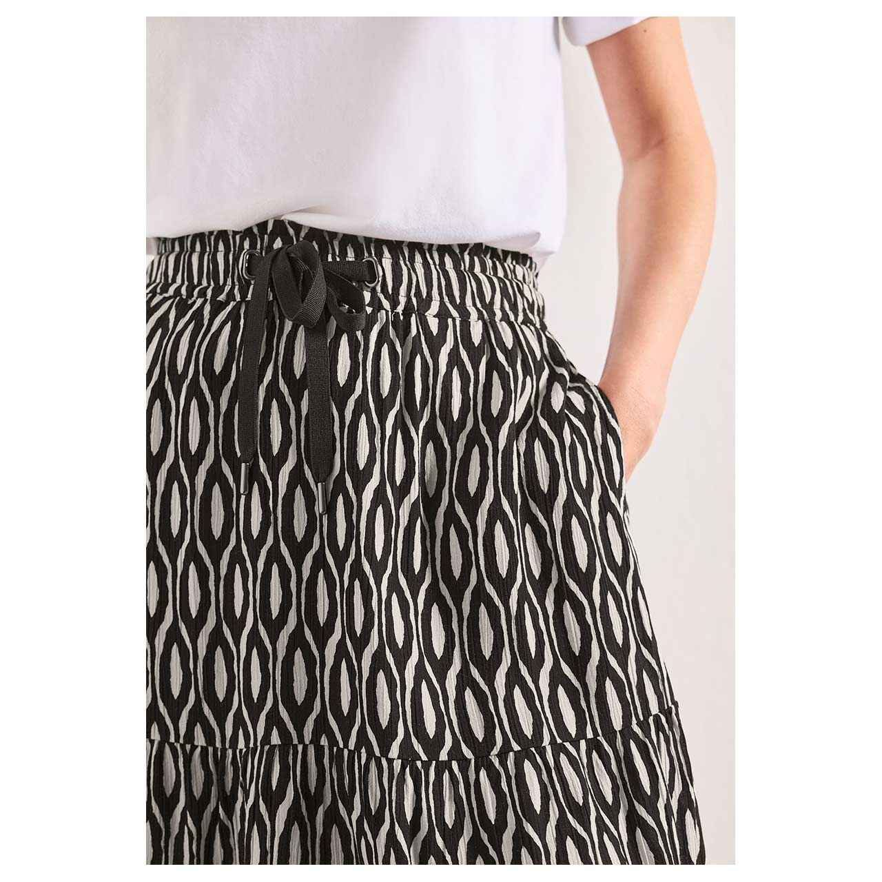 Damen Rock Mini Volant von Street One in Schwarz mit Print, detaillierte Vorderansicht am Model