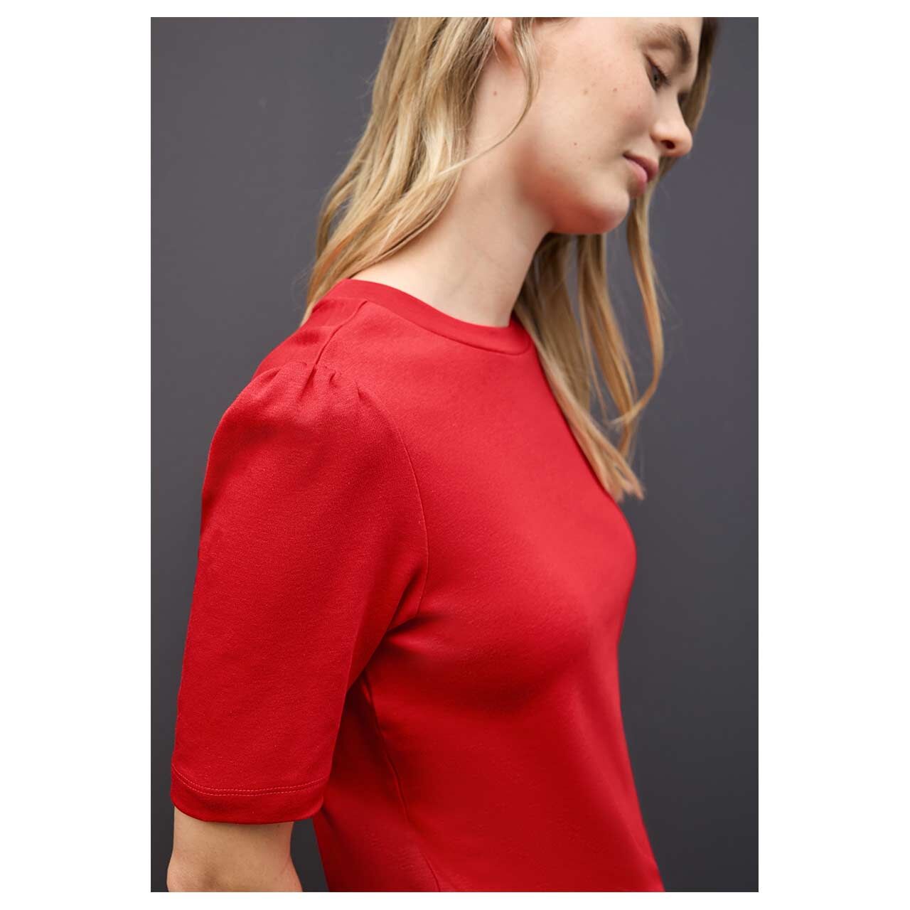 Damen T-Shirt Basic Puff Sleeve von Street One in Rot, Detailansicht vorne am Model