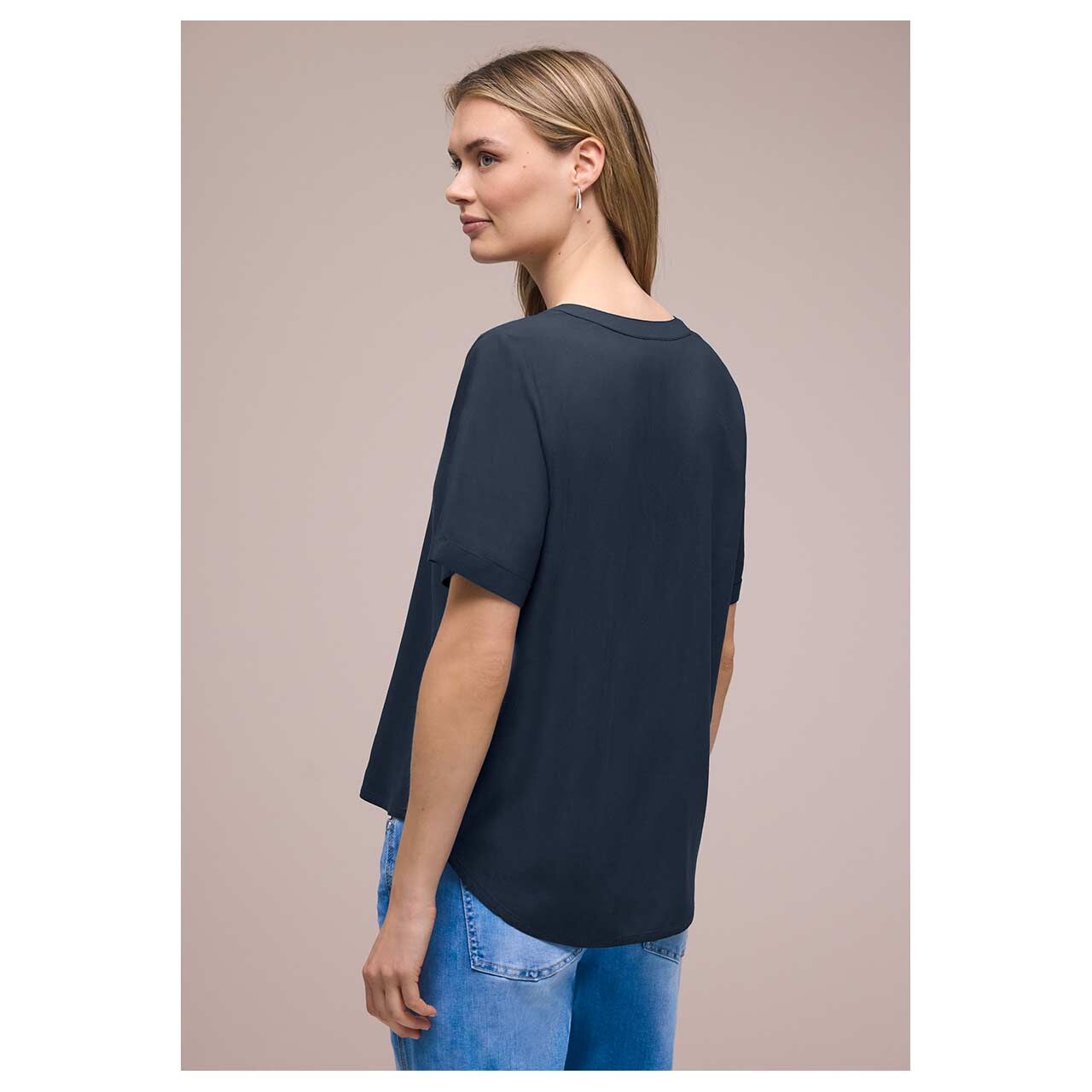 Damen Kurzarm Bluse Splitneck Turn-Up von Street One in Dunkelblau, Rückansicht am Model