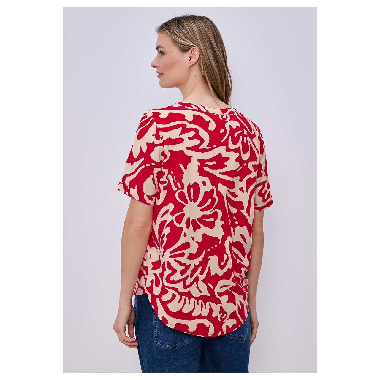 Damen Kurzarm Bluse Splitneck Turn-Up von Street One in Rot mit Print, Rückansicht am Model