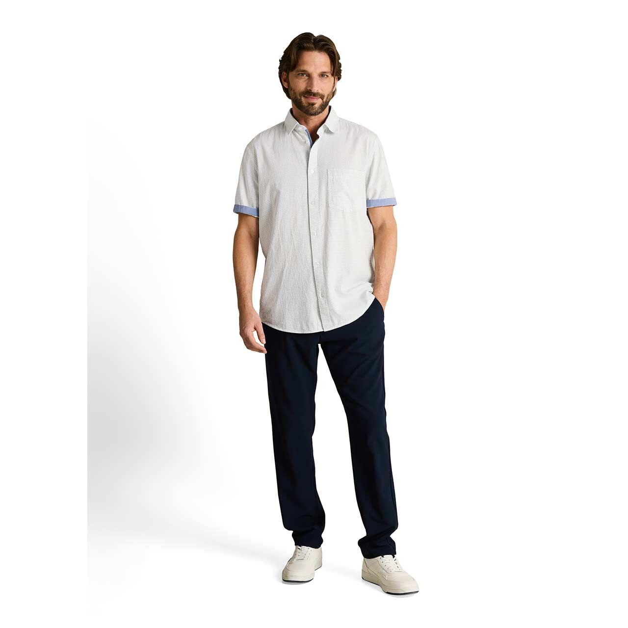 Herren 1/2 Arm Hemd von Tom Tailor in Weiß mit Print, Ganzkörperansicht am Model