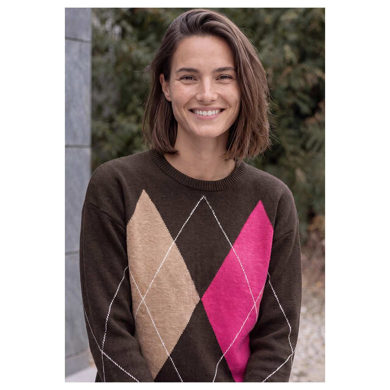Damen Pullover Big Argyle Cosy Round Neck Sweater von Cecil in Dunkelbraun mit Print, detaillierte Vorderansicht am Model