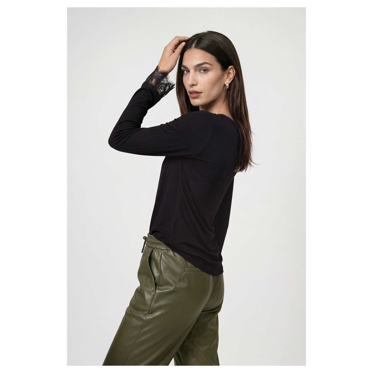 Damen Langarm Shirt von Monari in Schwarz, Seitansicht am Model
