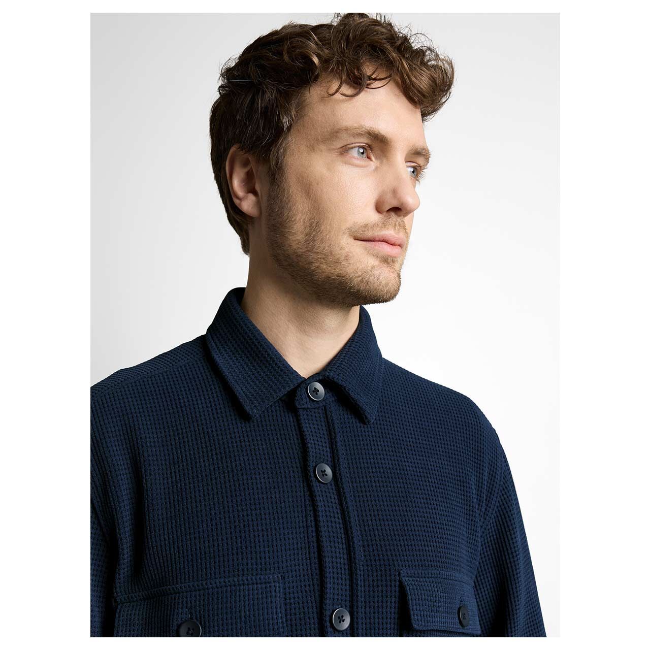 Herren Hemd Soft Structure Overshirt von Tom Tailor in Dunkelblau, Detailansicht Model
