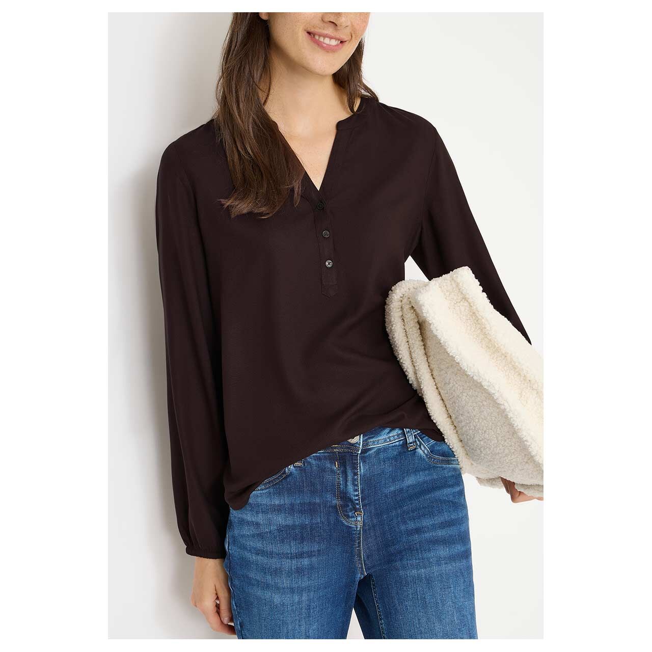 Damen Langarm Bluse Solid von Cecil in Dunkelbraun, Detailansicht am Model