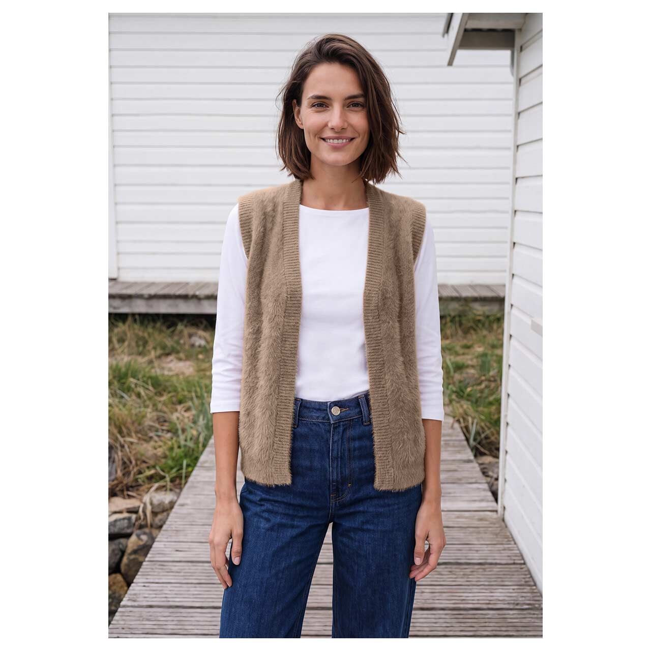 Damen Strickweste Open Feather Yarn Vest von Cecil in Hellbraun, Vorderansicht am Model