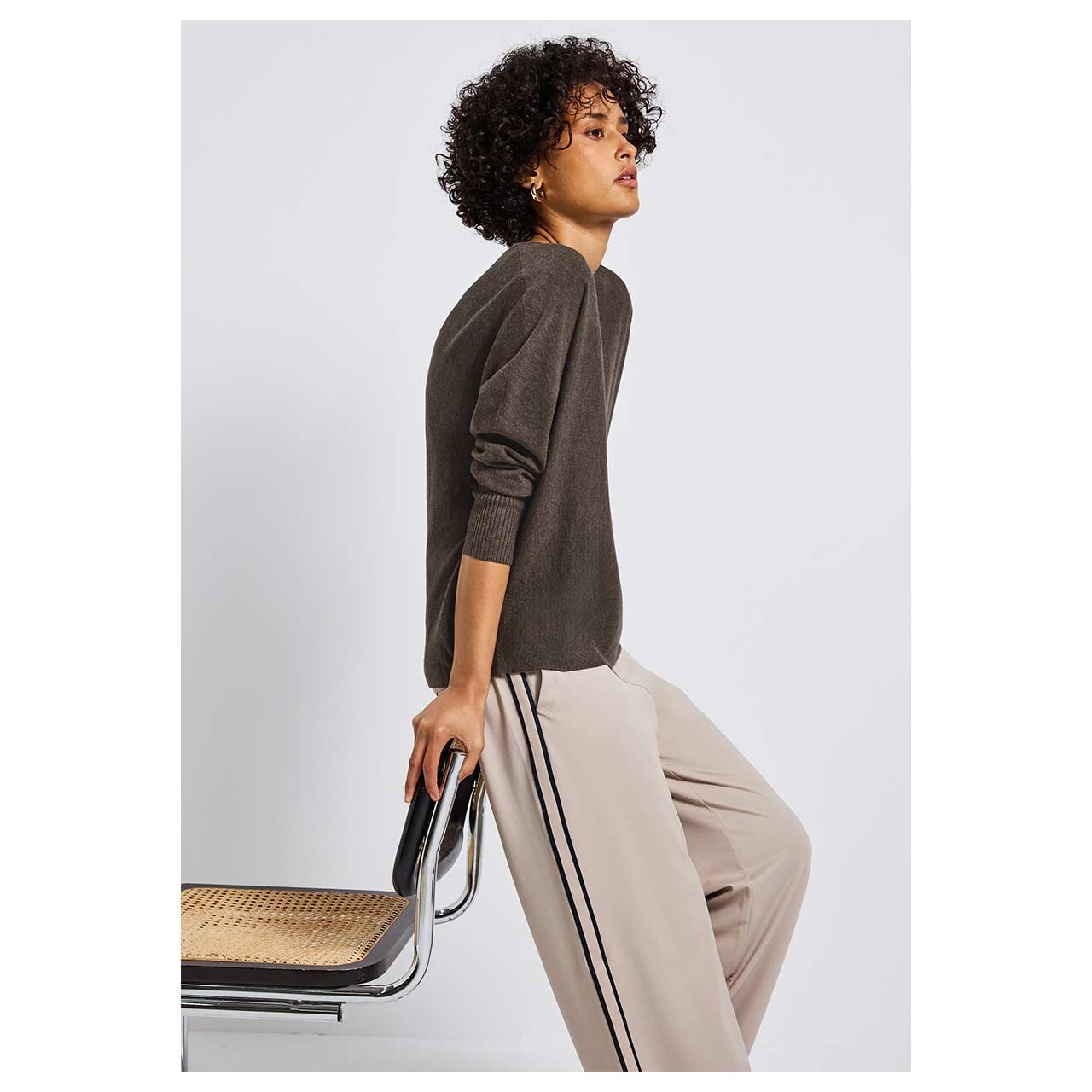 Damen Pullover U-Boat Dolman von Street One in Braun meliert, Detailansicht Oberkörper am Model