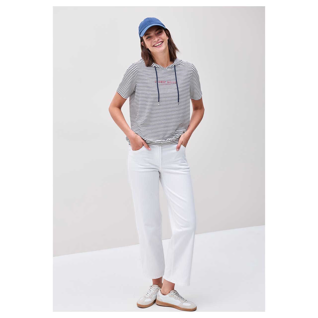 Ganzkörperansicht des getragenen Damen T-Shirt Hoodies von Cecil in Weiß gestreift mit Print
