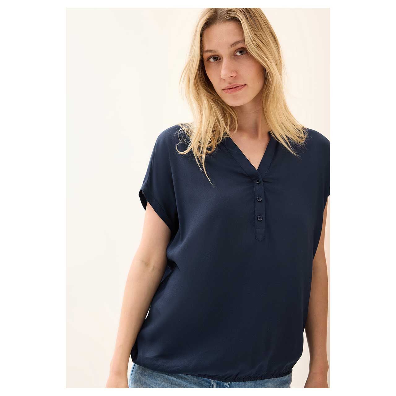Detailaufnahme von vorne der getragenen Damen Bluse von Cecil in Dunkelblau