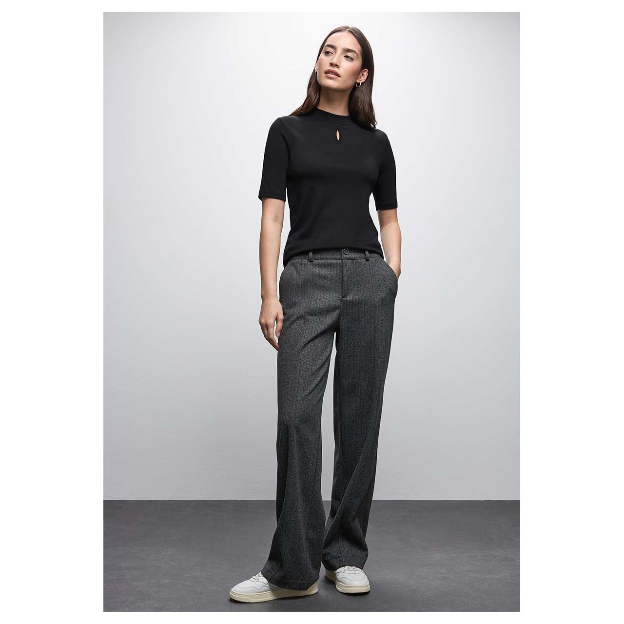 Damen T-Shirt Turtle Neck Slit Detail von Street One in Schwarz, Ganzkörperansicht am Model